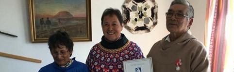 1. næstformand for Inatsisartut Agathe Fontain har tildelt en Nersornaat i sølv til Uusarqak Qujaukitsoq